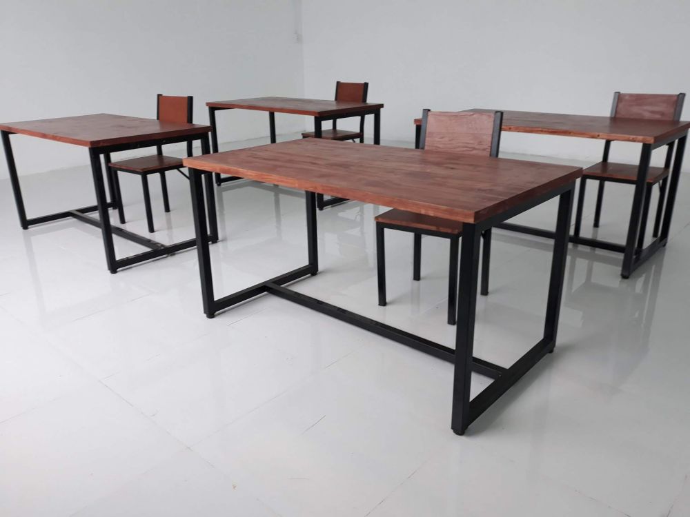 Bàn làm việc và bàn họp khung chân sắt mặt gỗ thông tại Cty Cty TNHH Slappys VN