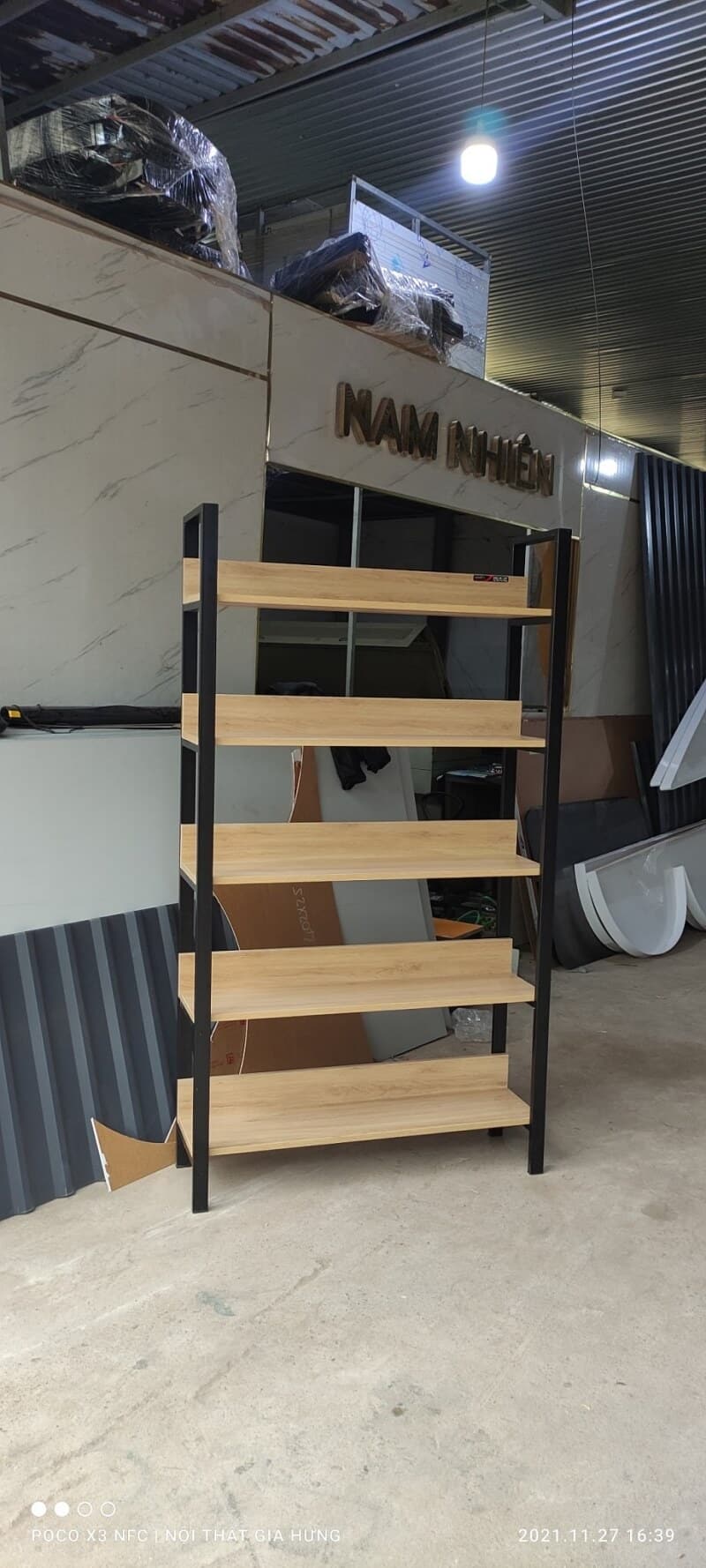 Kệ trưng bày sản phẩm khung chân sắt mặt gỗ SGH-5761 15 Kệ trưng bày sản phẩm khung chân sắt mặt gỗ GHSale-5761