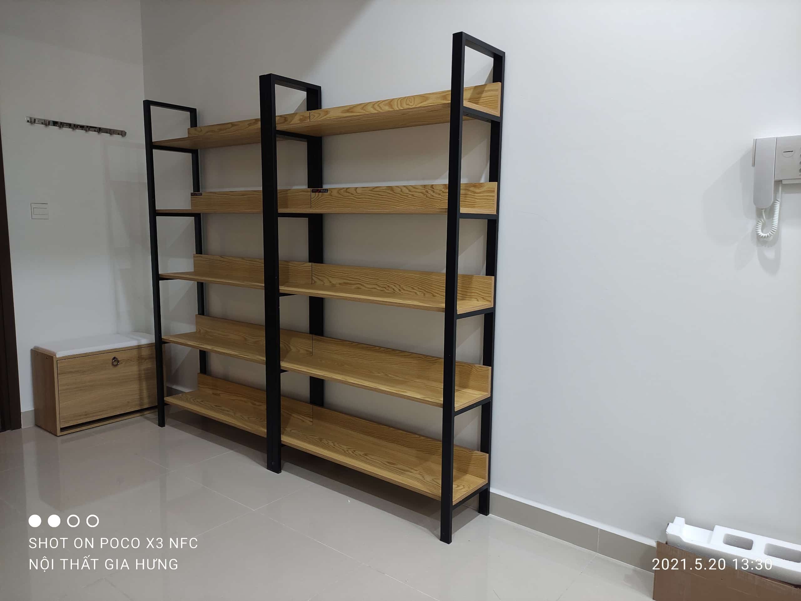 Kệ trưng bày sản phẩm khung chân sắt mặt gỗ SGH-5761 25 Kệ trưng bày sản phẩm khung chân sắt mặt gỗ SGH-5761