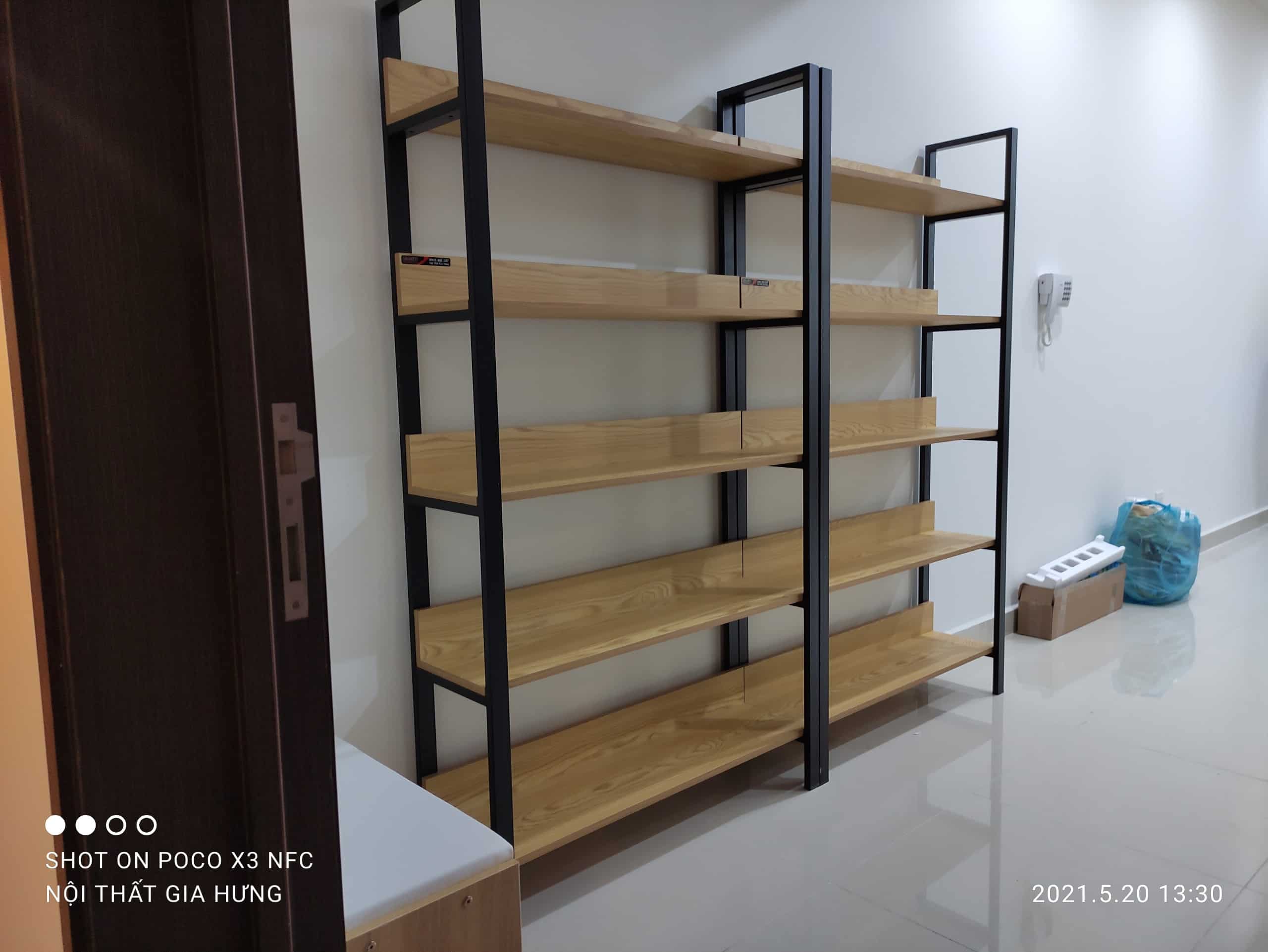 Kệ trưng bày sản phẩm khung chân sắt mặt gỗ SGH-5761 26 Kệ trưng bày sản phẩm khung chân sắt mặt gỗ SGH-5761
