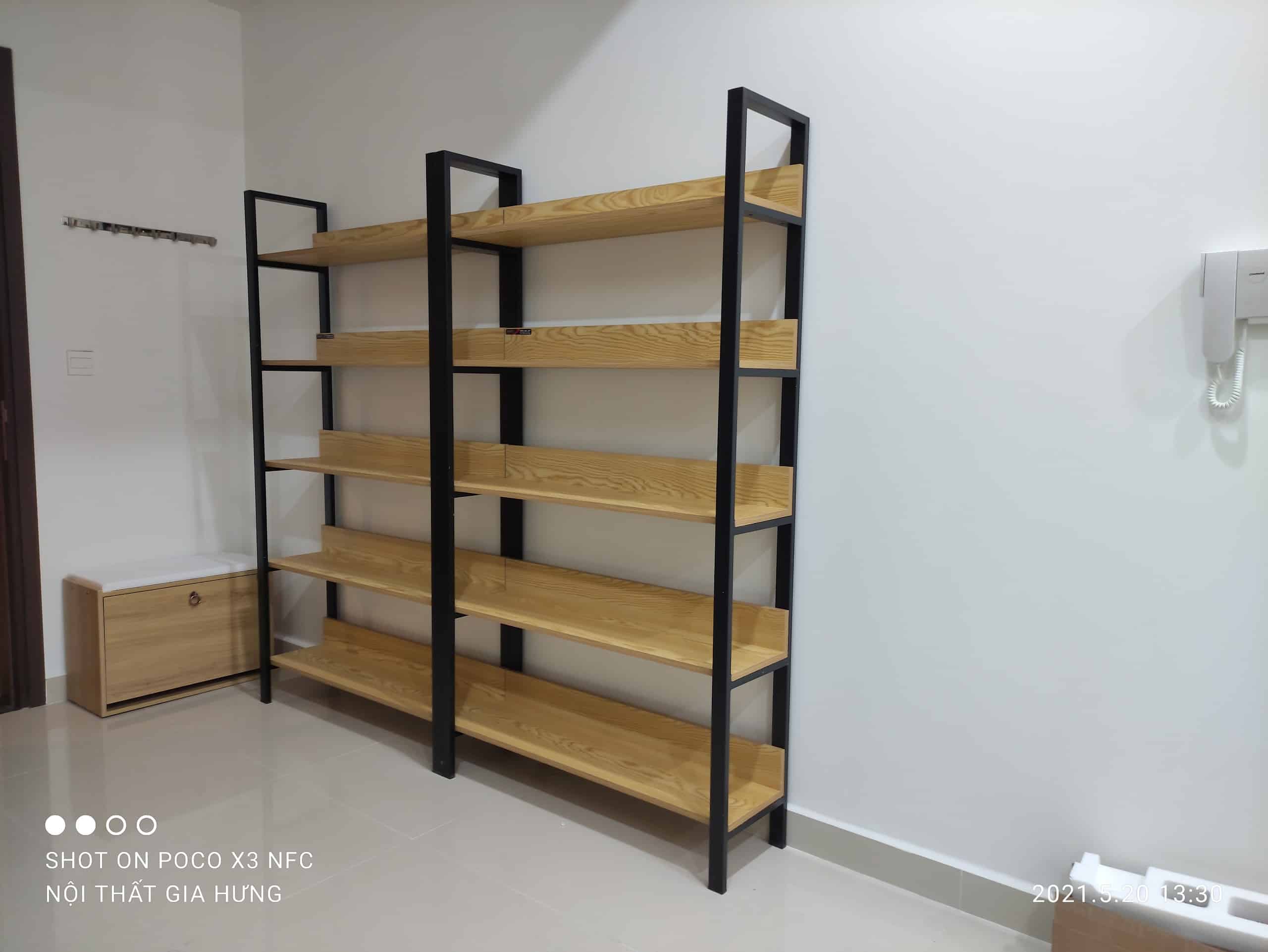Kệ trưng bày sản phẩm khung chân sắt mặt gỗ SGH-5761 27 Kệ trưng bày sản phẩm khung chân sắt mặt gỗ SGH-5761