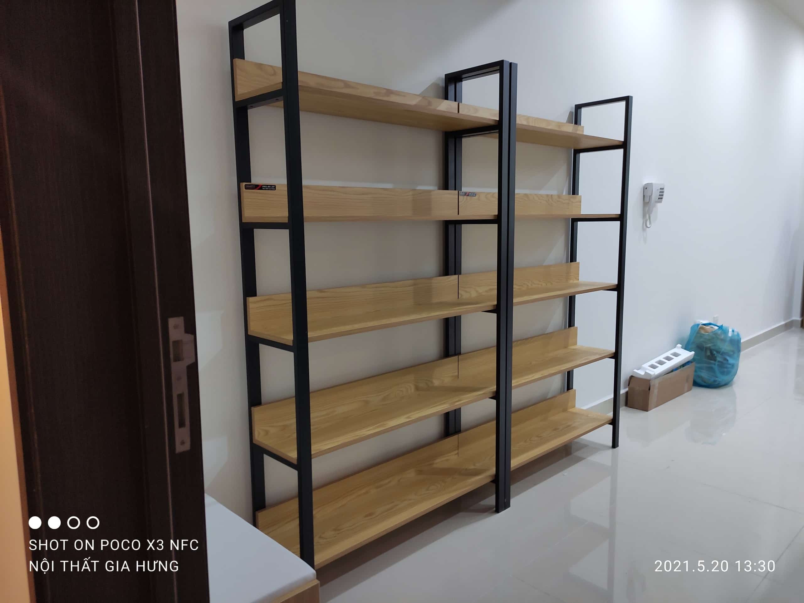 Kệ trưng bày sản phẩm khung chân sắt mặt gỗ SGH-5761 28 Kệ trưng bày sản phẩm khung chân sắt mặt gỗ SGH-5761