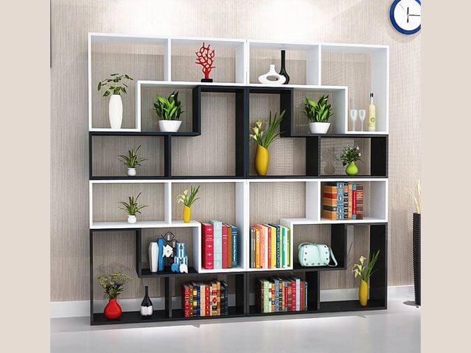 Kệ sách trưng bày cả những bức tượng hoặc bình hoa lạ mắt, giúp kệ trông sang trọng và cao cấp hơn