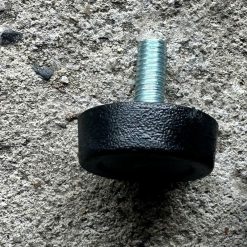 Hình ảnh thực tế chân tăng chỉnh mã SGH-13102 quy cách M6 x 20mm, đường kính đế nhựa phi 25 (đáy 24mm, đỉnh 25.6mm, dày 8.4mm). Linh kiện sở hữu trục bulong thép 16.6mm mạ kẽm chắc chắn, chịu tải trọng tĩnh từ 30kg - 50kg/chân. Sản phẩm chuyên dụng giúp cân bằng cao độ chính xác, chống rung lắc và chống trầy xước sàn cho các hệ thống khung sắt giá đỡ kệ kho, bàn thao tác nhà xưởng và nội thất văn phòng. Được cung cấp bởi xưởng gia công Sơn Tĩnh Điện Gia Hưng tại TP.HCM.