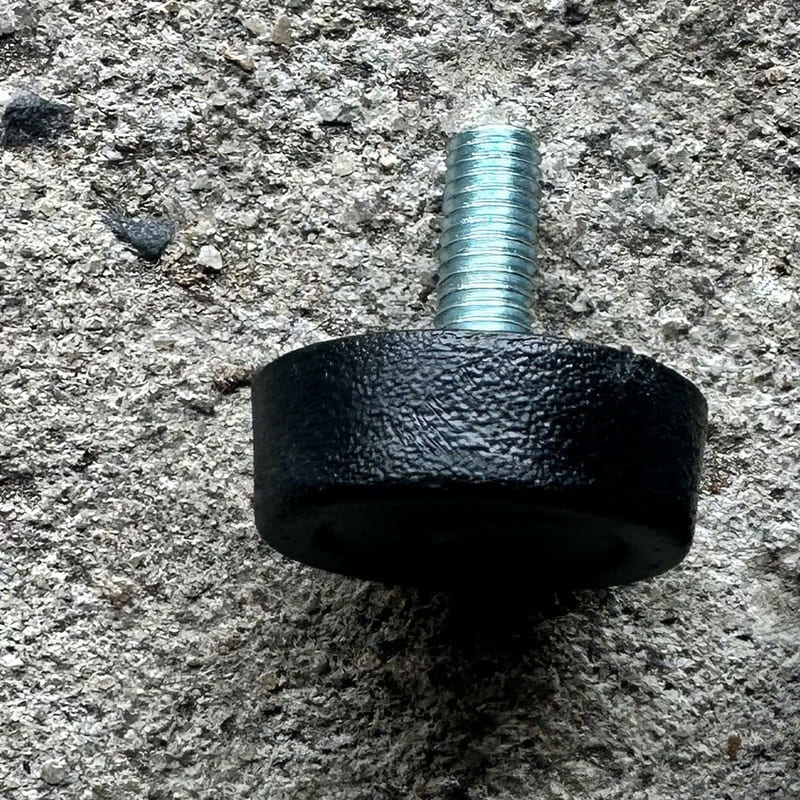 Chân Tăng Chỉnh M6 x 20 phi 25 SGH-13102 Hình ảnh thực tế chân tăng chỉnh mã SGH-13102 quy cách M6 x 20mm, đường kính đế nhựa phi 25 (đáy 24mm, đỉnh 25.6mm, dày 8.4mm). Linh kiện sở hữu trục bulong thép 16.6mm mạ kẽm chắc chắn, chịu tải trọng tĩnh từ 30kg - 50kg/chân. Sản phẩm chuyên dụng giúp cân bằng cao độ chính xác, chống rung lắc và chống trầy xước sàn cho các hệ thống khung sắt giá đỡ kệ kho, bàn thao tác nhà xưởng và nội thất văn phòng. Được cung cấp bởi xưởng gia công Sơn Tĩnh Điện Gia Hưng tại TP.HCM.